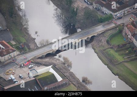 Die vom Hochwasser beschädigte Wharfe Bridge in Tadcaster, North Yorkshire, 2016. Stockfoto