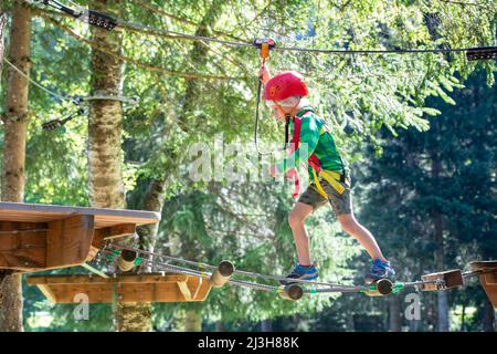 Frankreich, Haute Savoie (74) Massif du Mont Blanc , les Contamines Montjoie, Parc de loisirs du Pontet, le parc aventure dans les arbres propose des parcours de différentes différentes difficités selon l'age Stockfoto