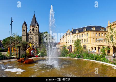 Frankreich, Moselle, Metz, die Insel Petit Saulcy, der Platz Place de la Comédie mit dem ephemeren Garten und dem Tempel Neuf, der auch Eglise des allemands (Neuer Tempel oder Kirche der Deutschen) genannt wird, reformierten Prostestant-Schrein Stockfoto