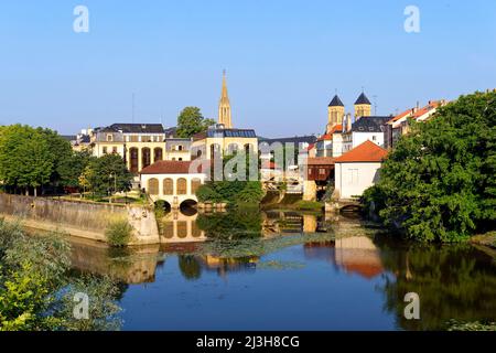 Frankreich, Mosel, Metz, das Moselufer, die Abtei St. Vincent de Metz und der Turm des Garnisonentempels im Hintergrund Stockfoto