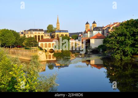 Frankreich, Mosel, Metz, das Moselufer, die Abtei St. Vincent de Metz und der Turm des Garnisonentempels im Hintergrund Stockfoto