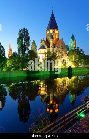 Frankreich, Moselle, Metz, die Moselufer, die Insel Petit Saulcy und der Tempel Neuf, auch Eglise des allemands genannt, reformierten den Prostestant-Schrein und den Turm des Garnisonentempels im Hintergrund Stockfoto