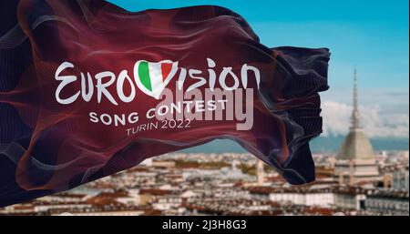 Turin, Italien, Januar 2022: Die Flagge des Eurovision Song Contest 2022-Logos winkt im Wind mit verschwommener Landschaft der Stadt Turin. Die 2022 editio Stockfoto