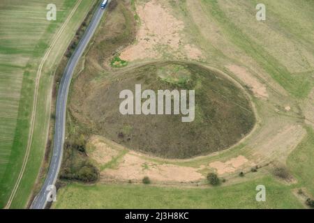 Silbury Hill, ein großer spätneolithischer monumentaler Hügel, in der Nähe von Avebury, Wiltshire, 2019. Stockfoto
