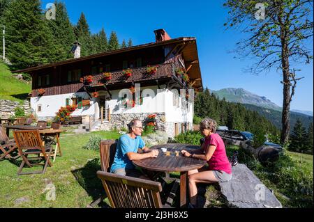 Frankreich, Haute Savoie, Mont Blanc-Massiv, Contamines Montjoie, Contamines Montjoie Naturschutzgebiet, ein paar Wanderer auf einer Kaffeepause vor der Nant Borrand Hütte, Etappe der GR5 und der Mont Blanc Tour Stockfoto