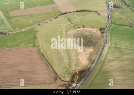 Silbury Hill, ein großer spätneolithischer monumentaler Hügel, in der Nähe von Avebury, Wiltshire, 2019. Stockfoto