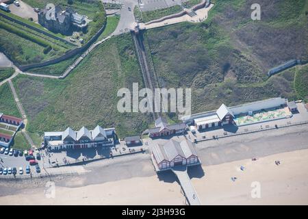 Saltburn Cliff Railway und das Eingangsgebäude zum Saltburn Pier, Redcar und Cleveland, 2016. Stockfoto