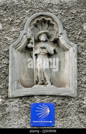 Schweiz, Kanton Freiburg, Freiburg, Rue de la Samaritaine, Haus, Nische Saint Jacques Statue, Markierung des Weges nach Saint Jacques de Compostela Stockfoto