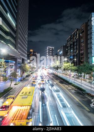 Lange Exposition der belebten Straße in der Innenstadt von Taipei Stockfoto