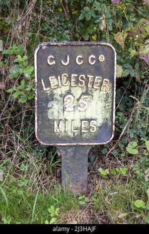 Mile Post am Grand Union Canal, North Kilworth, Leicestershire, Großbritannien Stockfoto