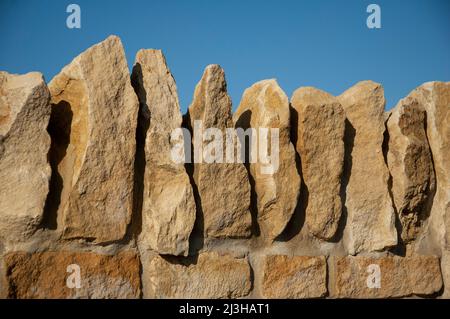 Neu gebaute Steinmauer gegen blauen Himmel, Oxford, Großbritannien Stockfoto