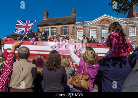 2008 Team GB Olympisches Ruderteam bei einer Parade durch Henley-on-Thames, Oxfordshire, in einem offenen Bus nach der Rückkehr von den Olympischen Spielen in Peking Stockfoto