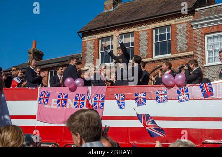 2008 Team GB Olympisches Ruderteam bei einer Parade durch Henley-on-Thames, Oxfordshire, in einem offenen Bus nach der Rückkehr von den Olympischen Spielen in Peking Stockfoto