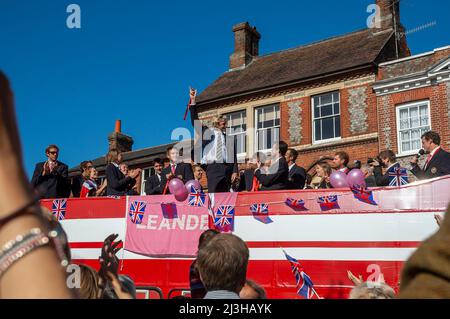 2008 Team GB Olympisches Ruderteam bei einer Parade durch Henley-on-Thames, Oxfordshire, in einem offenen Bus nach der Rückkehr von den Olympischen Spielen in Peking Stockfoto