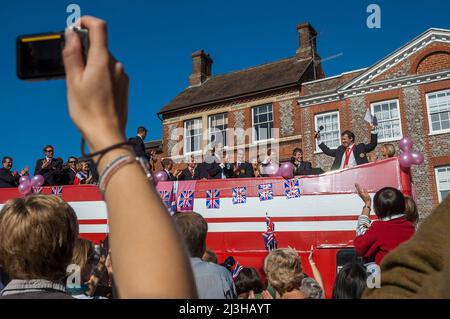 2008 Team GB Olympisches Ruderteam bei einer Parade durch Henley-on-Thames, Oxfordshire, in einem offenen Bus nach der Rückkehr von den Olympischen Spielen in Peking Stockfoto