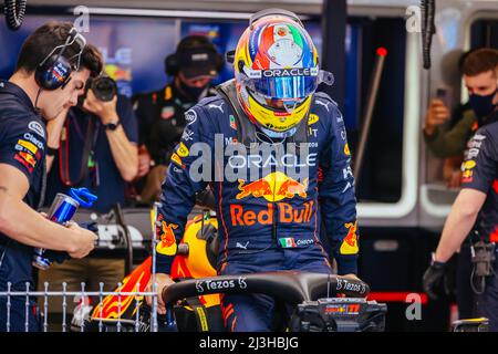 Melbourne, Victoria, Australien. 8. April 2022. MELBOURNE, AUSTRALIEN - 8. APRIL: Sergio Perez von Red Bull Racing vor dem ersten Training beim Formel 1 Grand Prix von Australien 2022 am 8.. April 2022 (Bildquelle: © Chris Putnam/ZUMA Press Wire) Stockfoto