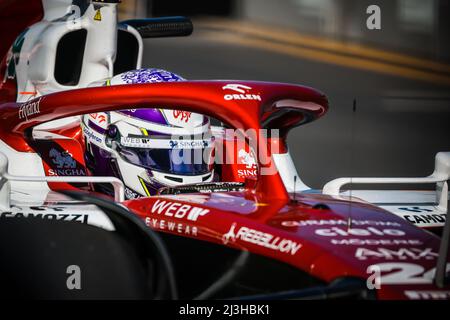 Melbourne, Victoria, Australien. 8. April 2022. MELBOURNE, AUSTRALIEN - 8. APRIL: Zhou Guanyu vom Alfa Romeo F1 Team Orlen beim ersten Training beim Formel 1 Grand Prix von Australien 2022 am 8.. April 2022 (Bildnachweis: © Chris Putnam/ZUMA Press Wire) Stockfoto