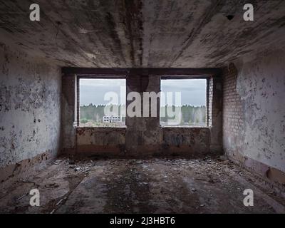 Fenster ohne Glas in einem dunklen verlassenen Raum Stockfoto