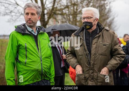 08. April 2022, Baden-Württemberg, Tübingen: Boris Palmer (l, Bündnis 90/die Grünen), Oberbürgermeister von Tübingen, besucht zusammen mit Winfried Kretschmann (r, Bündnis 90/die Grünen), Ministerpräsident von Baden-Württemberg, den Solarpark Lustnauer Ohren. Foto: Christoph Schmidt/dpa Stockfoto