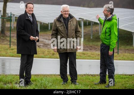 08. April 2022, Baden-Württemberg, Tübingen: Klaus Tappeser (l, CDU), Präsident des Regierungsbezirks Tübingen, blickt zusammen mit Winfried Kretschmann (M, Bündnis 90/die Grünen), Ministerpräsident von Baden-Württemberg, und Boris Palmer (r, Bündnis 90/die Grünen), Oberbürgermeister von Tübingen, auf den Solarpark Lustnauer Ohren. Foto: Christoph Schmidt/dpa Stockfoto