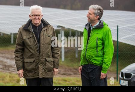 08. April 2022, Baden-Württemberg, Tübingen: Winfried Kretschmann (l, Bündnis 90/die Grünen), Ministerpräsident von Baden-Württemberg, besucht zusammen mit Boris Palmer (r, Bündnis 90/die Grünen), Oberbürgermeister von Tübingen, den Solarpark Lustnauer Ohren. Foto: Christoph Schmidt/dpa Stockfoto