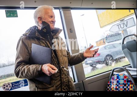 08. April 2022, Baden-Württemberg, Tübingen: Winfried Kretschmann (Bündnis 90/die Grünen), Ministerpräsident von Baden-Württemberg, besucht den Solarpark Lustnauer Ohren in Tübingen. Für Gespräche über den Solarpark hatte die Stadt Tübingen aufgrund des schlechten Wetters kurzfristig einen Bus zur Verfügung gestellt. Foto: Christoph Schmidt/dpa Stockfoto