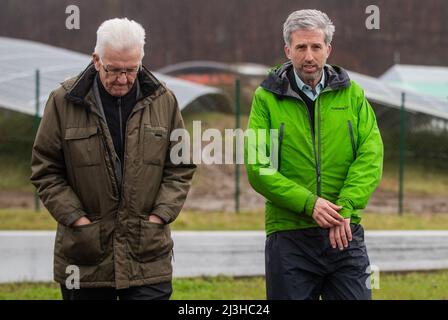 08. April 2022, Baden-Württemberg, Tübingen: Winfried Kretschmann (l, Bündnis 90/die Grünen), Ministerpräsident von Baden-Württemberg, besucht zusammen mit Boris Palmer (r, Bündnis 90/die Grünen), Oberbürgermeister von Tübingen, den Solarpark Lustnauer Ohren. Foto: Christoph Schmidt/dpa Stockfoto