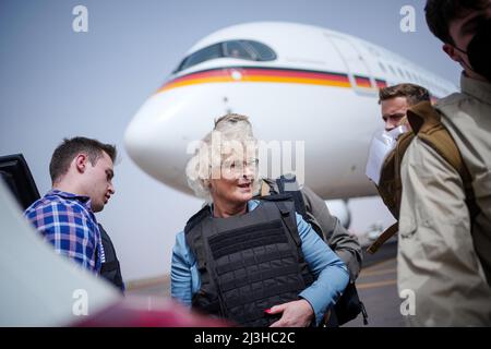 Bamako, Mali. 08. April 2022. Bundesverteidigungsministerin Christine Lambrecht (SPD) wird bei ihrer Ankunft am Flughafen Bamako von Bodyguards vor dem Airbus 350 der Luftwaffe eine Flakjacke anziehen. Lambrecht besucht deutsche Soldaten in Westafrika. Die Bundeswehr ist an der UN-Mission Minusma und der EU-Ausbildungsmission EUTM im westafrikanischen Land beteiligt. Quelle: Kay Nietfeld/dpa/Alamy Live News Stockfoto