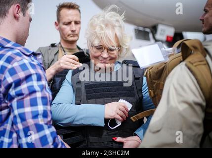 Bamako, Mali. 08. April 2022. Bundesverteidigungsministerin Christine Lambrecht (SPD) wird bei ihrer Ankunft am Flughafen Bamako von Bodyguards vor dem Airbus 350 der Luftwaffe eine Flakjacke anziehen. Lambrecht besucht deutsche Soldaten in Westafrika. Die Bundeswehr ist an der UN-Mission Minusma und der EU-Ausbildungsmission EUTM im westafrikanischen Land beteiligt. Quelle: Kay Nietfeld/dpa/Alamy Live News Stockfoto