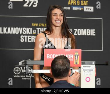 Florida, USA. 08. April 2022. Jacksonville, Florida, Usa. 08. April 2022. JACKSONVILLE, FL - 8. April: Mackenzie dern tritt für das offizielle Wägen im Hyatt Regency Riverfront für UFC 273 auf die Waage - Volkanovski vs. Der Koreaner - Offizielle Wägen am 8. April 2022 in Jacksonville, Florida, USA. (Foto von Louis Grasse/PxImages) Credit: Px Images/Alamy Live News Credit: Px Images/Alamy Live News Stockfoto