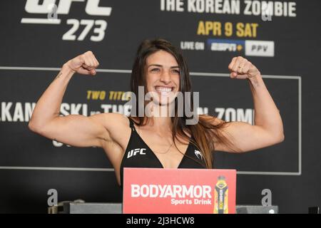 Florida, USA. 08. April 2022. Jacksonville, Florida, Usa. 08. April 2022. JACKSONVILLE, FL - 8. April: Mackenzie dern tritt für das offizielle Wägen im Hyatt Regency Riverfront für UFC 273 auf die Waage - Volkanovski vs. Der Koreaner - Offizielle Wägen am 8. April 2022 in Jacksonville, Florida, USA. (Foto von Louis Grasse/PxImages) Credit: Px Images/Alamy Live News Credit: Px Images/Alamy Live News Stockfoto