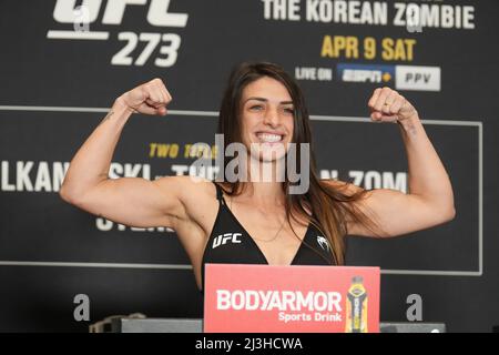 Florida, USA. 08. April 2022. Jacksonville, Florida, Usa. 08. April 2022. JACKSONVILLE, FL - 8. April: Mackenzie dern tritt für das offizielle Wägen im Hyatt Regency Riverfront für UFC 273 auf die Waage - Volkanovski vs. Der Koreaner - Offizielle Wägen am 8. April 2022 in Jacksonville, Florida, USA. (Foto von Louis Grasse/PxImages) Credit: Px Images/Alamy Live News Credit: Px Images/Alamy Live News Stockfoto