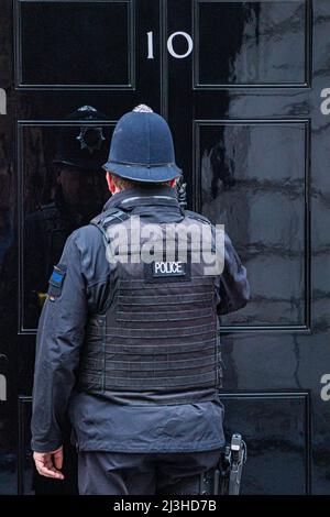 LONDON, GROSSBRITANNIEN. 8 April, 2022 . Vor der Ankunft des deutschen Kanzlers Olaf Scholz zu einem Treffen mit Premierminister Boris Johnson klopft ein Polizist an die Tür der Downing-Straße 10. Kredit: amer ghazzal/Alamy Live Nachrichten Stockfoto