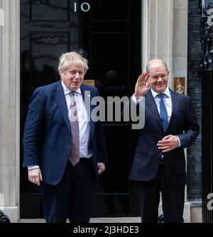 London, England, Großbritannien. 8. April 2022. Der britische Premierminister BORIS JOHNSON begrüßt den deutschen Bundeskanzler OLAF SCHOLZ in der Downing Street 10. (Bild: © Tayfun Salci/ZUMA Press Wire) Stockfoto