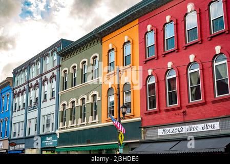 AUGUSTA, MAINE - 16. OKTOBER 2021: Farbenfrohe Ladenfronten und Gebäude in der historischen Main Street in der Stadt Augusta, Maine Stockfoto