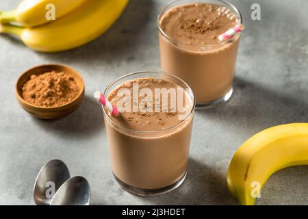 Gesunde hausgemachte Schokolade Banana Smoothie in einem Glas Stockfoto