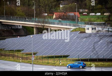 08. April 2022, Baden-Württemberg, Tübingen: Ein Auto fährt am Solarpark Lustnauer Ohren vorbei. Foto: Christoph Schmidt/dpa Stockfoto