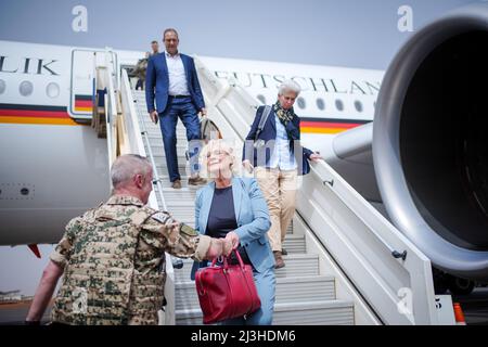 Bamako, Mali. 08. April 2022. Bundesverteidigungsministerin Christine Lambrecht (Front, SPD) trifft mit dem Air Force Airbus 350 auf dem Flughafen in Bamako, Mali, mit Marie-Agnes Strack-Zimmermann (FDP, Vorsitzender des Verteidigungsausschusses) und Henning Otte (CDU, stellvertretender Vorsitzender des Verteidigungsausschusses) ein. Lambrecht besucht deutsche Soldaten in Westafrika. Die Bundeswehr ist an der UN-Mission Minusma und der EU-Ausbildungsmission EUTM im westafrikanischen Land beteiligt. Quelle: Kay Nietfeld/dpa/Alamy Live News Stockfoto