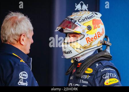 Melbourne, Victoria, Australien. 8. April 2022. MELBOURNE, AUSTRALIEN - 8. APRIL: Helmut Marko und Max Verstappen von Red Bull Racing vor dem ersten Training beim Formel 1 Grand Prix von Australien 2022 am 8.. April 2022 (Bildquelle: © Chris Putnam/ZUMA Press Wire) Stockfoto