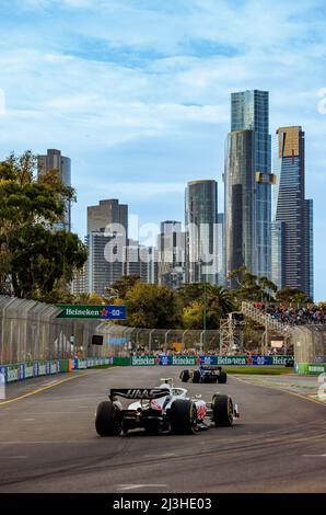 Melbourne, Australien. 08. April 2022. Mick Schumacher (GER) vom Team Haas und Nichola Latifi (CAN) vom Team Williams FP2 beim Australian Formel 1 Grand Prix auf der Albert Park Grand Prix Strecke am 8. April 2022. Quelle: Corleve/Alamy Live News Stockfoto