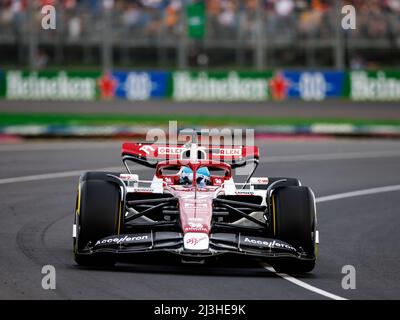 Melbourne, Australien. 08. April 2022. Valtteri Bottas (FIN) vom Team Alfa Romeo FP2 beim Australian Formel 1 Grand Prix auf der Albert Park Grand Prix Strecke am 8. April 2022. Quelle: Corleve/Alamy Live News Stockfoto