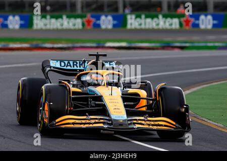 Melbourne, Australien. 08. April 2022. Daniel Ricciardo (AUS) vom Team McLaren während des Jahres FP2 beim Australian Formel 1 Grand Prix auf der Albert Park Grand Prix-Strecke am 8. April 2022. Quelle: Corleve/Alamy Live News Stockfoto
