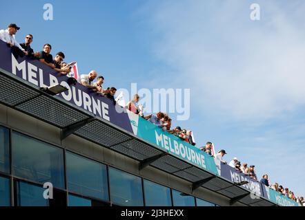 Melbourne, Australien. 08. April 2022. F1 Fans beim Australischen Formel-1-Grand-Prix auf dem Albert Park Grand Prix-Kurs am 8. April 2022. Quelle: Corleve/Alamy Live News Stockfoto