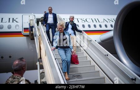 Bamako, Mali. 08. April 2022. Bundesverteidigungsministerin Christine Lambrecht (Front, SPD) trifft mit dem Air Force Airbus 350 auf dem Flughafen in Bamako, Mali, mit Marie-Agnes Strack-Zimmermann (FDP, Vorsitzender des Verteidigungsausschusses) und Henning Otte (CDU, stellvertretender Vorsitzender des Verteidigungsausschusses) ein. Lambrecht besucht deutsche Soldaten in Westafrika. Die Bundeswehr ist an der UN-Mission Minusma und der EU-Ausbildungsmission EUTM im westafrikanischen Land beteiligt. Quelle: Kay Nietfeld/dpa/Alamy Live News Stockfoto