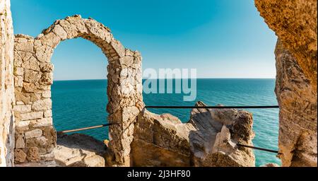 Alte Ruinen auf den Klippen von Cape Kaliakra Stockfoto