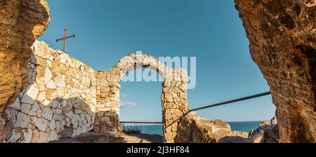 Historische Kapelle auf den Klippen am Kap Kaliakra an der Schwarzmeerküste in Bulgarien Stockfoto