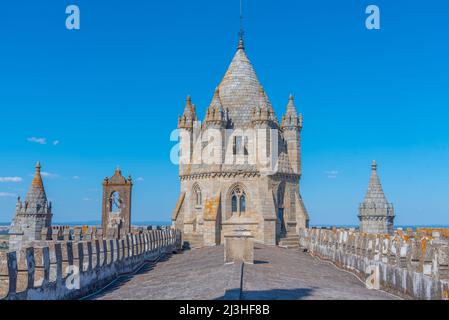 Blick auf die Kathedrale in der portugiesischen Stadt Evora. Stockfoto