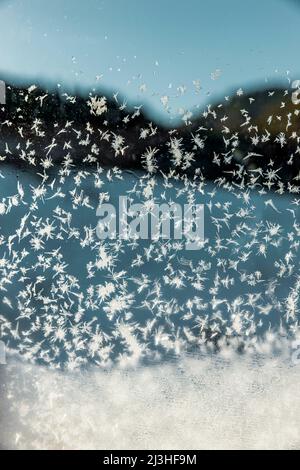 Gefrorene Eiskristalle an einer Fensterscheibe in den Rhodopen in Bulgarien Stockfoto