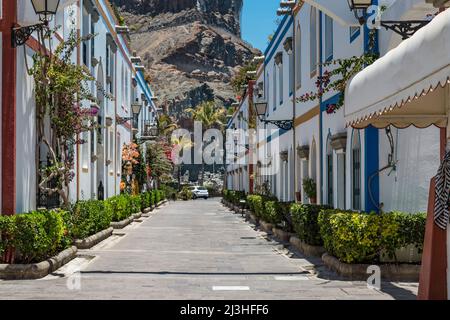 Gasse in die Berge im romantischen Puerto Mogan auf Gran Canaria Stockfoto