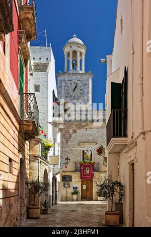 Gasse in Locorotondo, Italien, Apulien Stockfoto